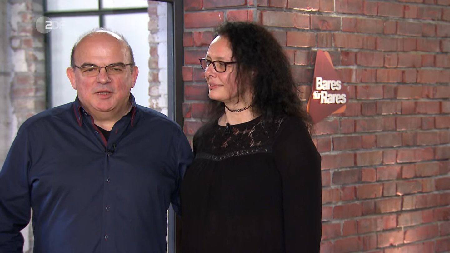Sven Klug-Offermann und Carola Noack stehen im Studio von Bares für Rares