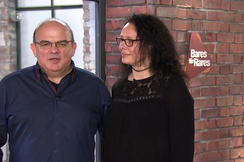 Sven Klug-Offermann und Carola Noack stehen im Studio von Bares für Rares