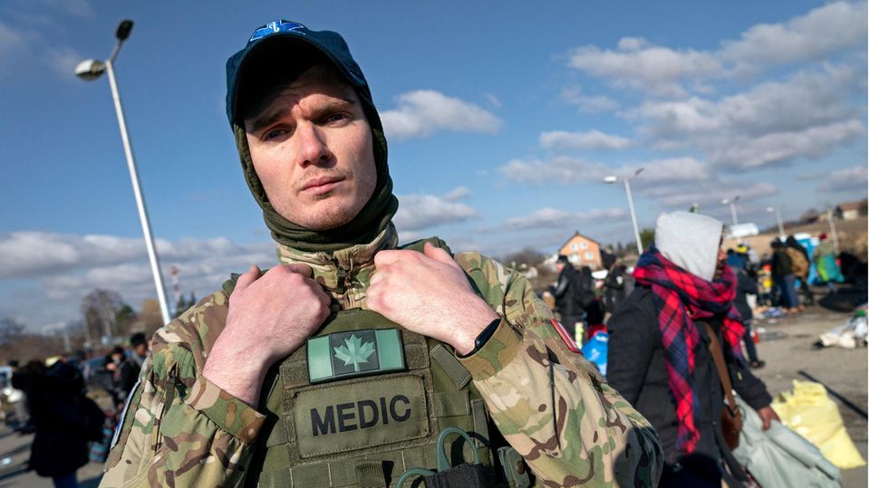Ukraine: Der aus Kanada stammende Anthony Walker (29 Jahre) an dem polnisch-ukrainischen Grenzuebergang Medyka