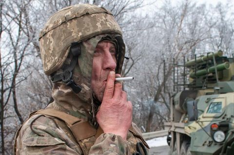 Ukraine-Russland-Krieg: Ein ukrainischer Soldat raucht eine Zigarette