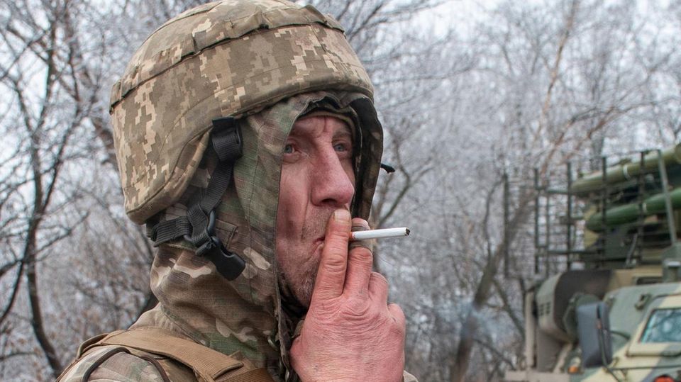 Ukraine-Russland-Krieg: One ukrainischer Soldat raucht eine Zigarette