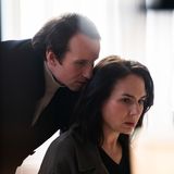 Etwas gesehen hat definitiv auch Katharina Abelt (Anna Grisebach). Sie war während des Überfalls im Laden. Doch sie will nicht reden. Denn sie war mit ihrem heimlichen Geliebten im Laden. Oder gibt es noch einen Grund?  Jede Folge von "Der Überfall" überrascht mit neuen Wendungen und zeigt neue Verbindungen der Figuren zueinander auf. Das macht die sechs Folgen zu einer lohnenswerten Angelegenheit, auch wenn der Mehrteiler einige Längen aufweist.  