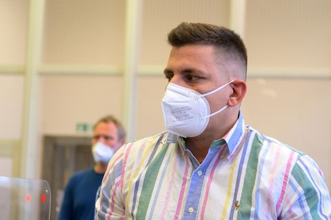 Rapper Gzuz (bürgerlich Kristoffer Jonas Klauß) steht in einem Gerichtssaal des Strafjustizgebäudes