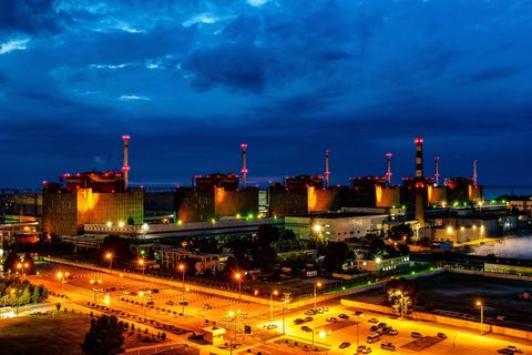 Sechs Kraftwerksblöcke im Abendlicht