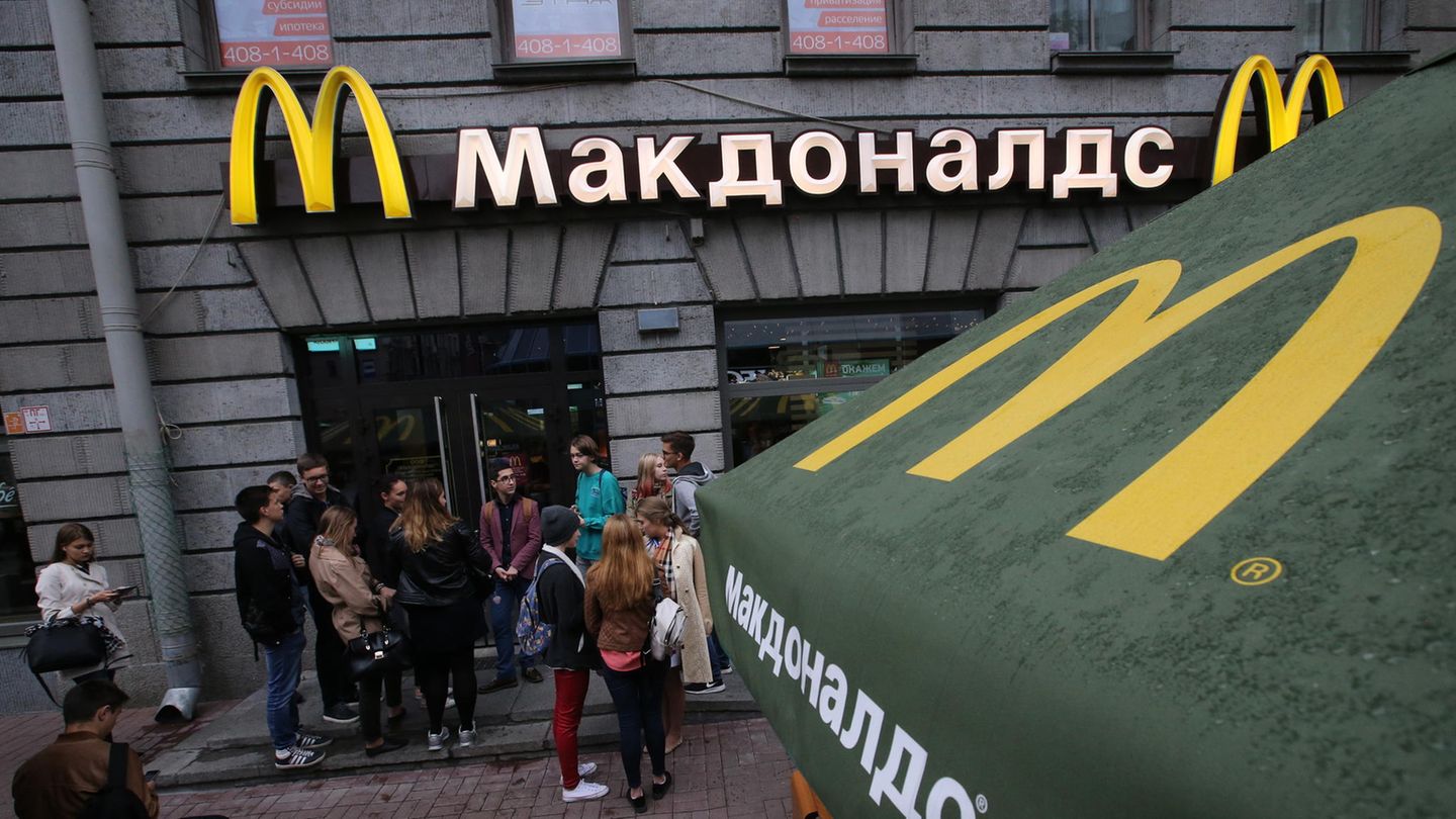 Die Burgerkette McDonald's lässt ihre Filialen in Russland offen