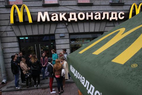 Die Burgerkette McDonald's lässt ihre Filialen in Russland offen