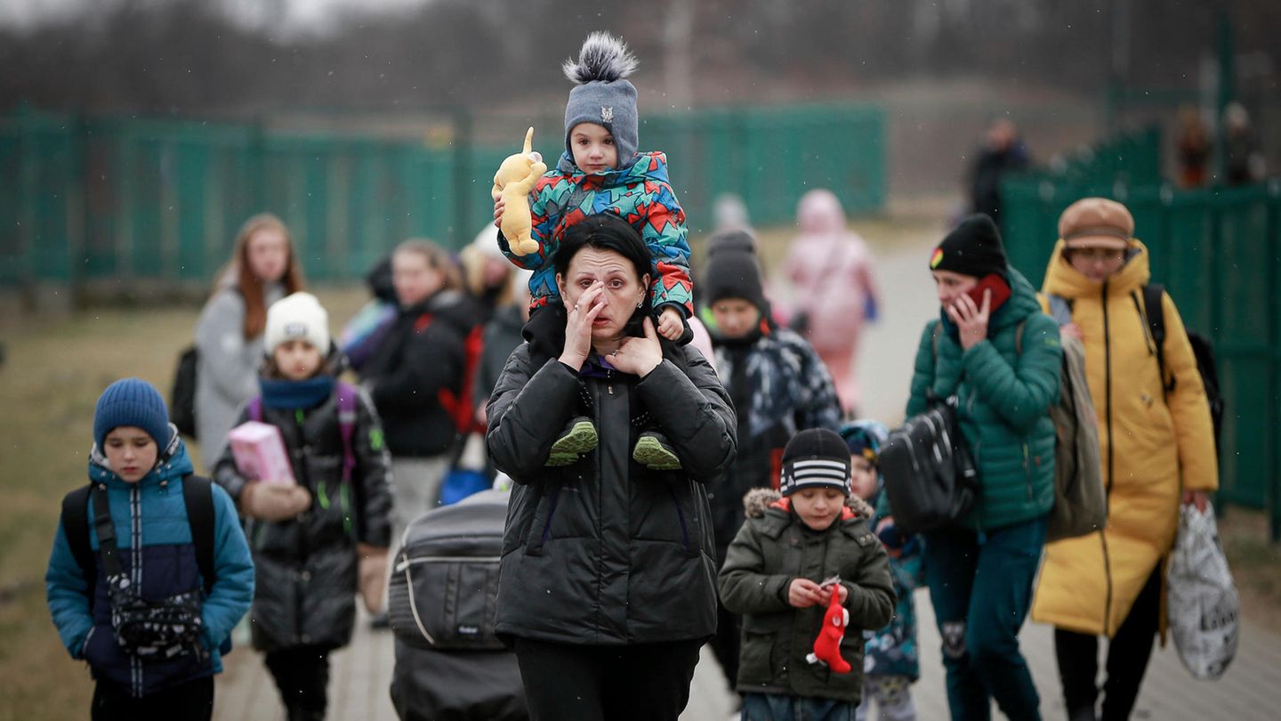 Flüchtlinge aus der Ukraine, meist Frauen mit Kindern, kommen nach Westeuropa