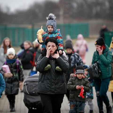 Flüchtlinge aus der Ukraine, meist Frauen mit Kindern, kommen nach Westeuropa