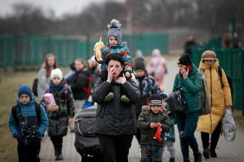 Flüchtlinge aus der Ukraine, meist Frauen mit Kindern, kommen nach Westeuropa