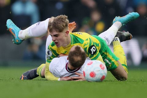 Christian Eriksen Brandon Williams FC Brentford Norwich City