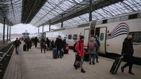 Passagiere steigen aus dem Allegro-Schnellzug im Bahnhof von Helsinki