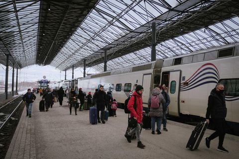 Passagiere steigen aus dem Allegro-Schnellzug im Bahnhof von Helsinki
