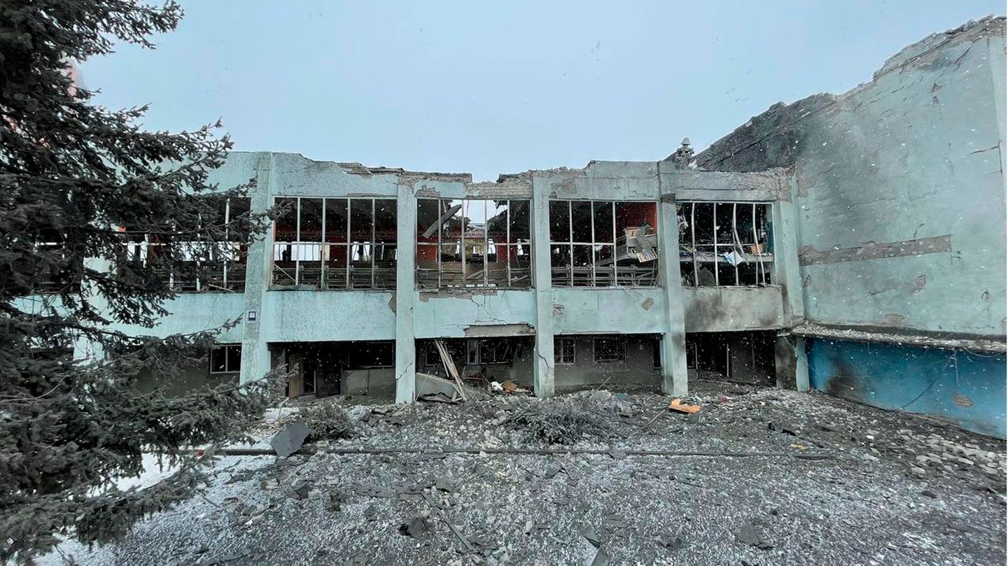 Schäden nach dem Beschuss einer Sporthalle in Charkiw, Ukraine