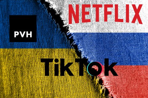 Tiktok, Netflix und PVH Logos auf den Flaggen von Russland und der Ukraine