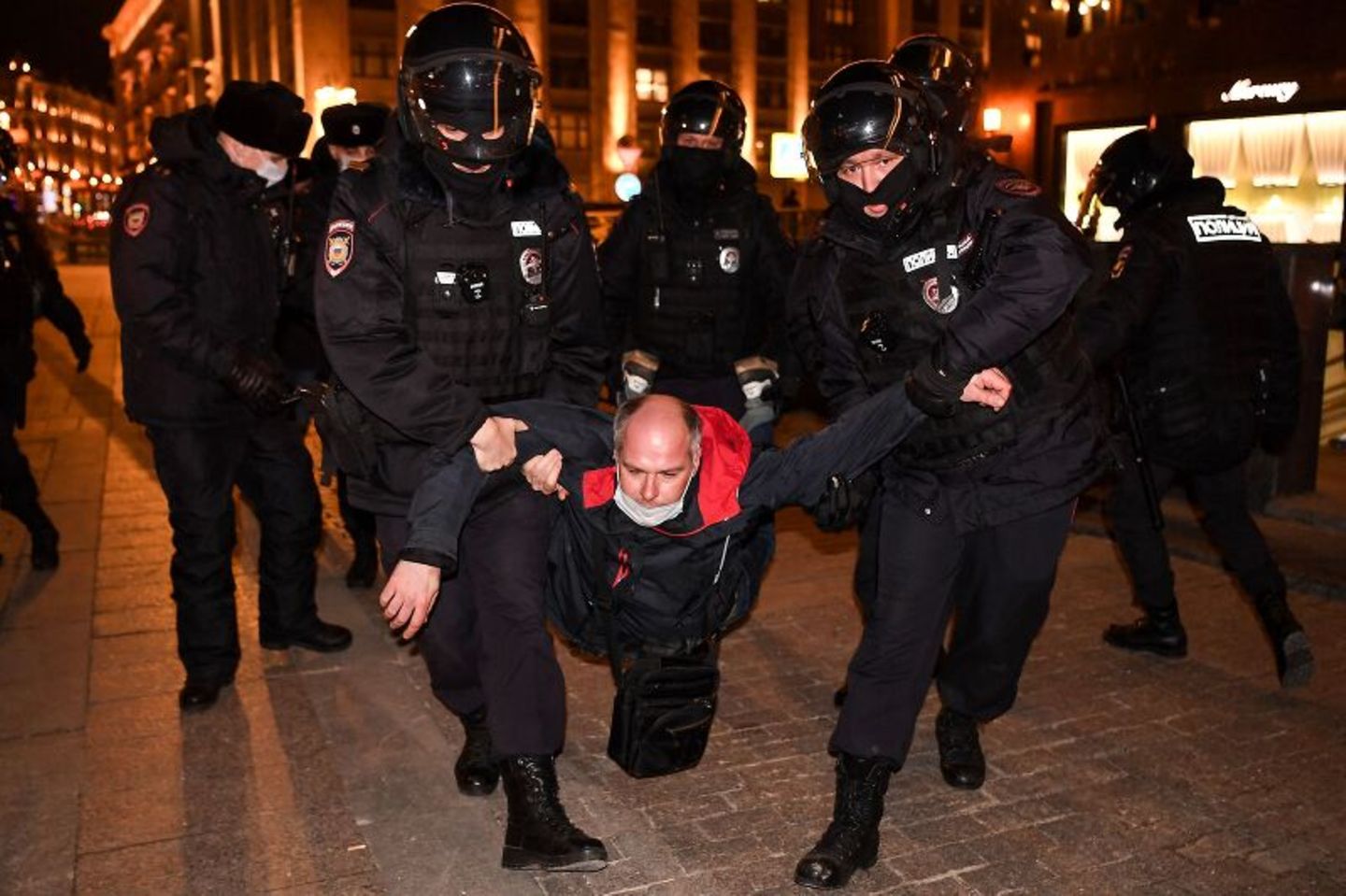 Polizisten führen gewaltsam einen Demonstranten ab