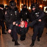 Polizisten führen gewaltsam einen Demonstranten ab