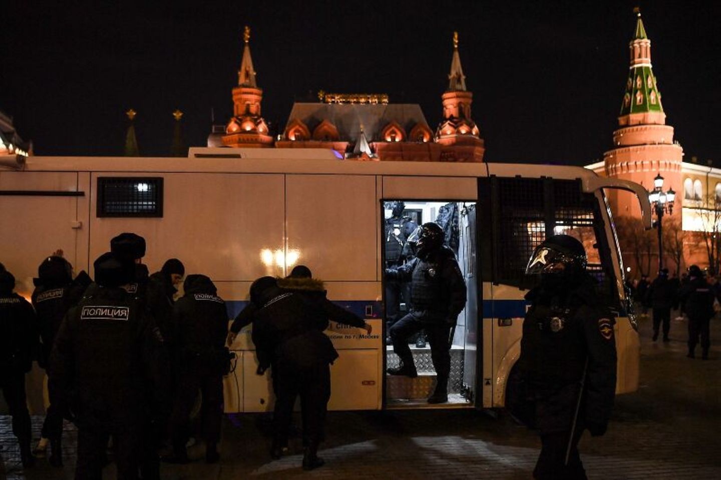In den berüchtigten Bussen der Polizei werden die Demonstranten zu Dutzenden abgeführt