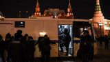 In den berüchtigten Bussen der Polizei werden die Demonstranten zu Dutzenden abgeführt
