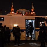 In den berüchtigten Bussen der Polizei werden die Demonstranten zu Dutzenden abgeführt