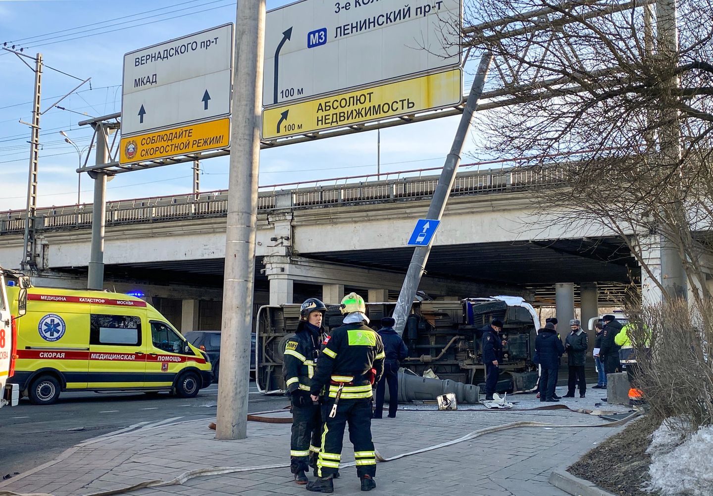 Am Nachmittag war einer dieser Gefangenentransporte verunglückt. In dem Bus saßen 24 festgenommene Demonstranten und fünf Polizisten. Neun Menschen seien verletzt worden, hieß es, darunter sechs Zivilisten.