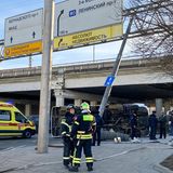 Am Nachmittag war einer dieser Gefangenentransporte verunglückt. In dem Bus saßen 24 festgenommene Demonstranten und fünf Polizisten. Neun Menschen seien verletzt worden, hieß es, darunter sechs Zivilisten.