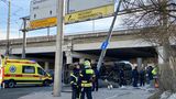 Am Nachmittag war einer dieser Gefangenentransporte verunglückt. In dem Bus saßen 24 festgenommene Demonstranten und fünf Polizisten. Neun Menschen seien verletzt worden, hieß es, darunter sechs Zivilisten.