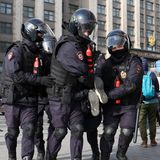 Es kam schnell zu Verhaftungen. Hier wird ein Demonstrant von fünf Polizisten vom Platz getragen. 