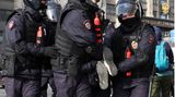 Es kam schnell zu Verhaftungen. Hier wird ein Demonstrant von fünf Polizisten vom Platz getragen. 