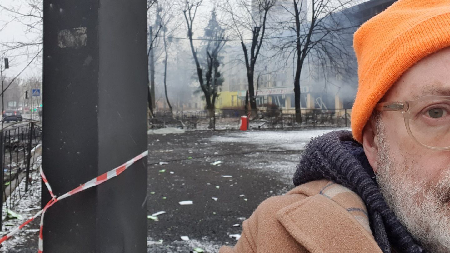 John Sweeney in den zerbombten Straßen Kiews 