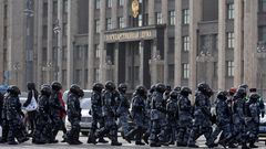 Obwohl die Polizei vor der Duma mit einem Großaufgebot Präsenz zeigte, versammelten sich auch vor den Fenstern des russischen Parlaments Demonstranten. Erst am Freitag verabschiedete die Duma ein Gesetz, das für das Verbreiten von Informationen zum Krieg in der Ukraine 15 Jahre Haft vorsieht. 