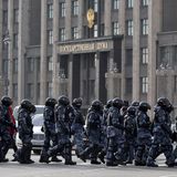 Obwohl die Polizei vor der Duma mit einem Großaufgebot Präsenz zeigte, versammelten sich auch vor den Fenstern des russischen Parlaments Demonstranten. Erst am Freitag verabschiedete die Duma ein Gesetz, das für das Verbreiten von Informationen zum Krieg in der Ukraine 15 Jahre Haft vorsieht. 