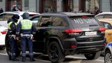 Auch Menschen, die gar nicht an den Demonstrationen teilgenommen haben, gerieten ins Visier der Polizei. Hier kontrollieren zwei Beamte der Verkehrspolizei den Fahrer eines Autos, der "Kein Krieg" auf das Fenster seines Autos geschrieben hat. 