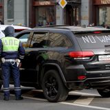 Auch Menschen, die gar nicht an den Demonstrationen teilgenommen haben, gerieten ins Visier der Polizei. Hier kontrollieren zwei Beamte der Verkehrspolizei den Fahrer eines Autos, der "Kein Krieg" auf das Fenster seines Autos geschrieben hat. 