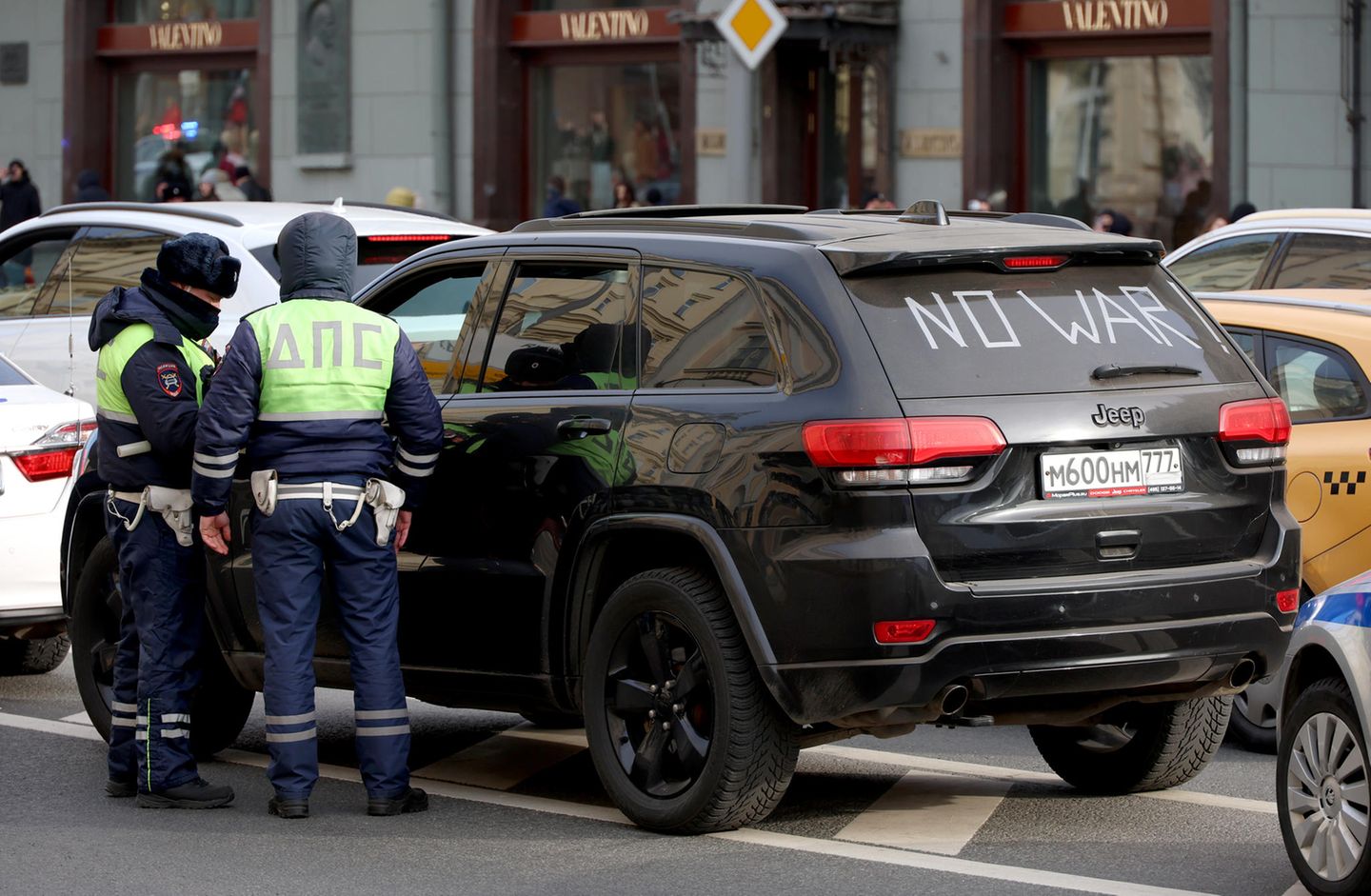 Auch Menschen, die gar nicht an den Demonstrationen teilgenommen haben, gerieten ins Visier der Polizei. Hier kontrollieren zwei Beamte der Verkehrspolizei den Fahrer eines Autos, der "Kein Krieg" auf das Fenster seines Autos geschrieben hat. 