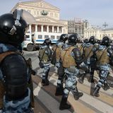 Dasselbe Bild vor dem Bolschoi Theater. Der Chefdirigent und Musikdirektor des wichtigsten Theaters Russlands, Tugan Sokhiew, hat inzwischen beschlossen, seinen Posten aufzugeben. Er wird auch als musikalischer Leiter des Nationalorchesters des Kapitols von Toulouse zurücktreten. "In den letzten Tagen wurde ich Zeuge von Dingen, von denen ich dachte, ich würde sie nie in meinem Leben sehen. In Europa werde ich heute gezwungen, eine Wahl zu treffen und ein Mitglied meiner musikalischen Familie einem anderen vorzuziehen. Ich werde gezwungen, mich zwischen zwei kulturellen Traditionen zu entscheiden. Ich werde gezwungen, einen Künstler einem anderen vorzuziehen. Wegen all der Dinge, die ich oben gesagt habe, konfrontiert mit einer unmöglichen Wahl zwischen meinen Lieblingsmusikern aus Russland und meinen Lieblingsmusikern aus Frankreich, habe ich beschlossen, als Musikdirektor und Chefdirigent des Bolschoi Theaters in Moskau und als Musikdirektor des Nationalorchesters des Kapitols von Toulouse zurückzutreten", erklärte er. 