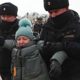 Bereits am Nachmittag begannen die Festnahmen im Zentrum von Moskau. Nach Angaben von Bürgerrechtlern wurden am Sonntag in Russland mehr als 4400 Menschen bei Anti-Kriegs-Protesten festgenommen. 2035 von ihnen in der Hauptstadt. 