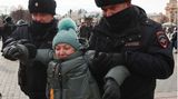 Bereits am Nachmittag begannen die Festnahmen im Zentrum von Moskau. Nach Angaben von Bürgerrechtlern wurden am Sonntag in Russland mehr als 4400 Menschen bei Anti-Kriegs-Protesten festgenommen. 2035 von ihnen in der Hauptstadt. 