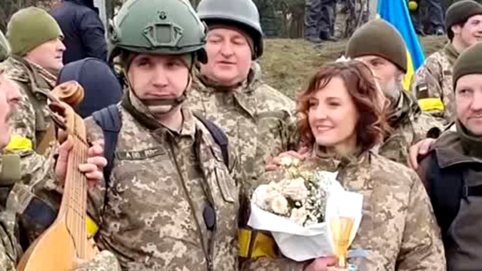 Ukraine-Krieg: Paar heiratet im Tarnanzug an der Front