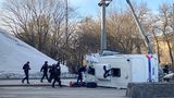Der verunglückte Transporter aus einer anderen Perspektive: Wie es zu dem Unfall kam, war zunächst unklar.