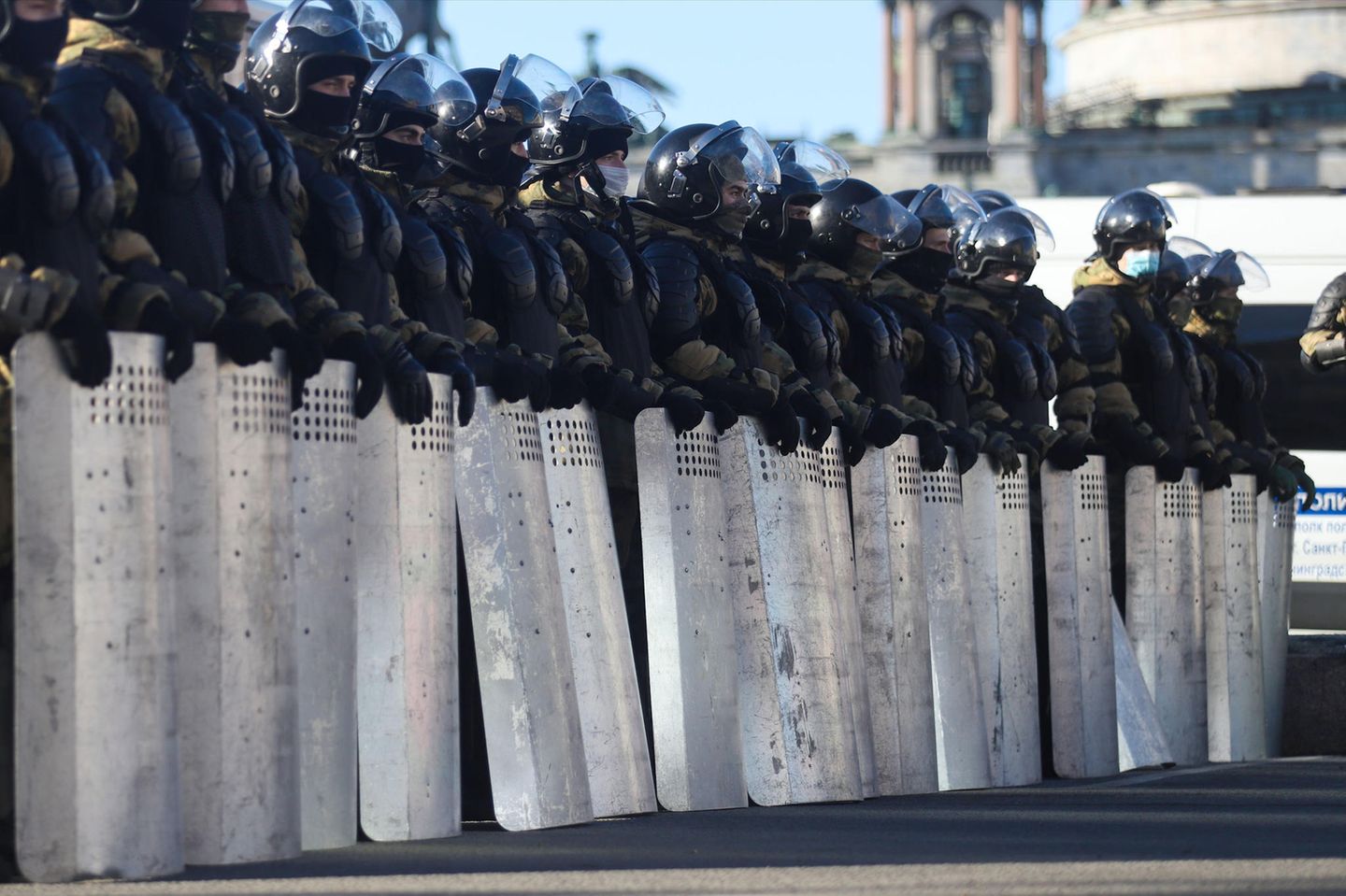 Auch in anderen Städten Russland kam es zu Protesten. Das Putin-Regime demonstrierte überall Stärke und ließ Sicherheitskräfte aufmarschieren, wie hier in Sankt Petersburg. 
