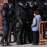 Eine gegen viele: Eine Seniorin trotzt mutig einem Dutzend vermummter Sicherheitskräfte. "Solowiki" werden sie in Russland genannt. Der Bergriff wird abgeleitet vom russischen Wort für Kraft oder Stärke. Wie viel Kraft erfordert es allerdings, gegen unbewaffnete Rentner vorzugehen? In Russland werden die Beamten zunehmend zum Ziel von Hohn. 