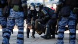 Insgesamt sollen nach den Angaben von Owd-Info seit Beginn der Invasion in der Ukraine vor anderthalb Wochen rund 13.000 Menschen bei den Anti-Kriegs-Protesten in Russland festgenommen worden sein.