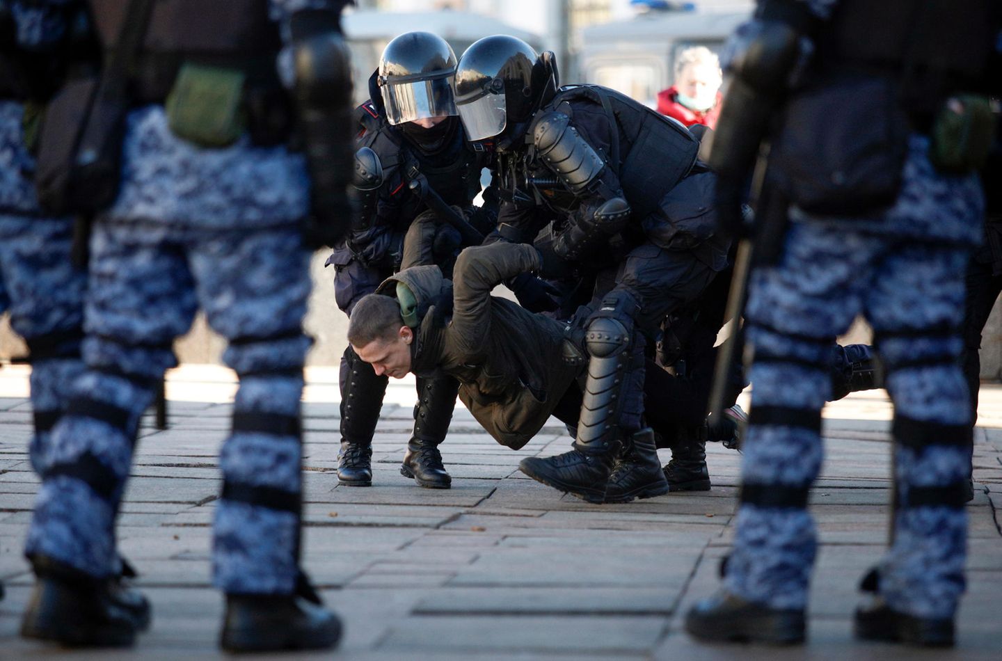 Insgesamt sollen nach den Angaben von Owd-Info seit Beginn der Invasion in der Ukraine vor anderthalb Wochen rund 13.000 Menschen bei den Anti-Kriegs-Protesten in Russland festgenommen worden sein.