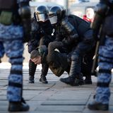 Insgesamt sollen nach den Angaben von Owd-Info seit Beginn der Invasion in der Ukraine vor anderthalb Wochen rund 13.000 Menschen bei den Anti-Kriegs-Protesten in Russland festgenommen worden sein.