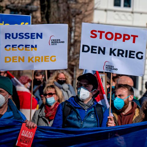 Russen gegen den Krieg – Protest gegen den Ukraine-Krieg am Rosenmontag in Düsseldorf
