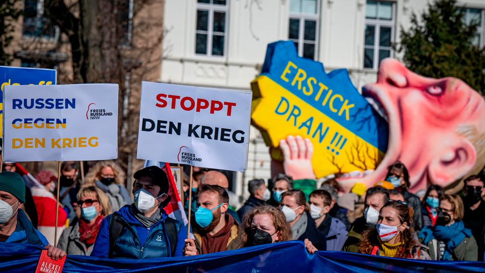 Russen gegen den Krieg – Protest gegen den Ukraine-Krieg am Rosenmontag in Düsseldorf