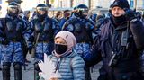 Das Aufgebot der Sicherheitskräfte und auch ihre Aufrüstung lassen darauf schließen, wie sehr Wladimir Putin das eigene Volk fürchtet. 
