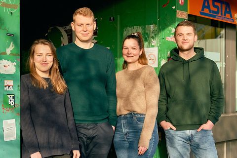 Sophie Feiber, Michel Breuer, Frauke Pohlschmidt, Till Scherle auf dem Campus ihrer Uni in Essen