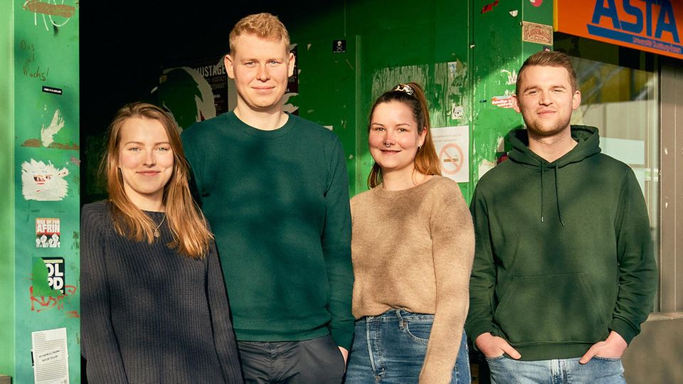 Sophie Feiber, Michel Breuer, Frauke Pohlschmidt, Till Scherle auf dem Campus ihrer Uni in Essen