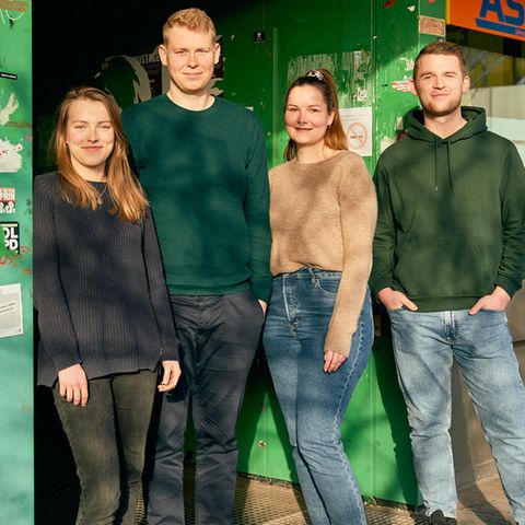 Sophie Feiber, Michel Breuer, Frauke Pohlschmidt, Till Scherle auf dem Campus ihrer Uni in Essen